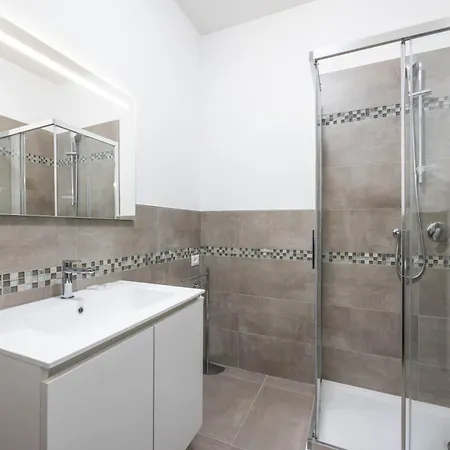 Lame 15, By Short Holidays