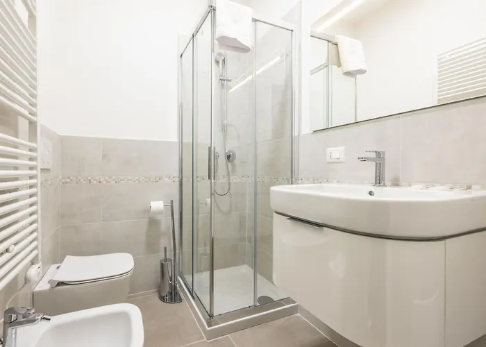 Lame 15, By Short Holidays بولونيا