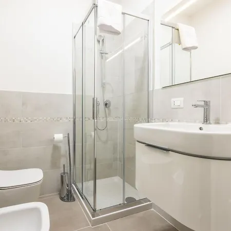 Lame 15, By Short Holidays 볼로냐