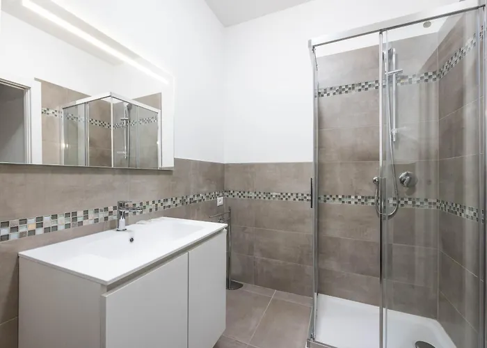 Lame 15, By Short Holidays